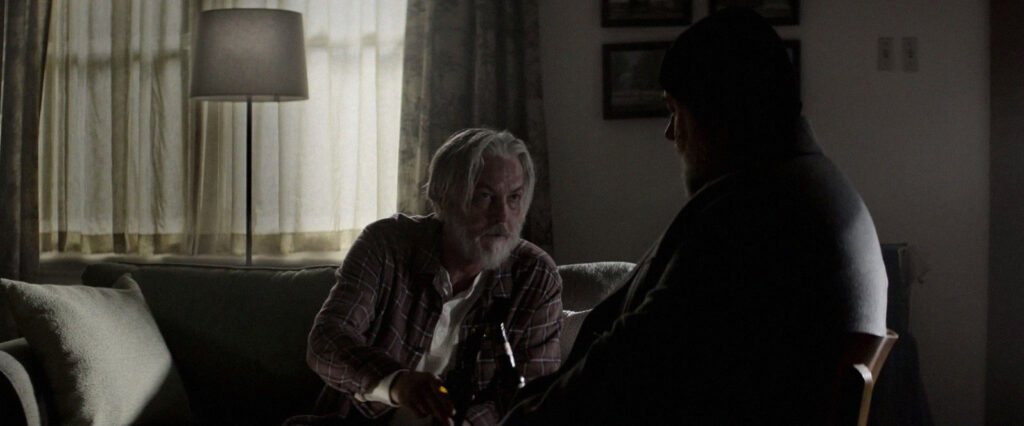 Jimmy Remis brinda uma cerveja com seu antigo parceiro, Russell Crowe. Eles conversam sobre os erros do passado e como estão vivendo o presente.