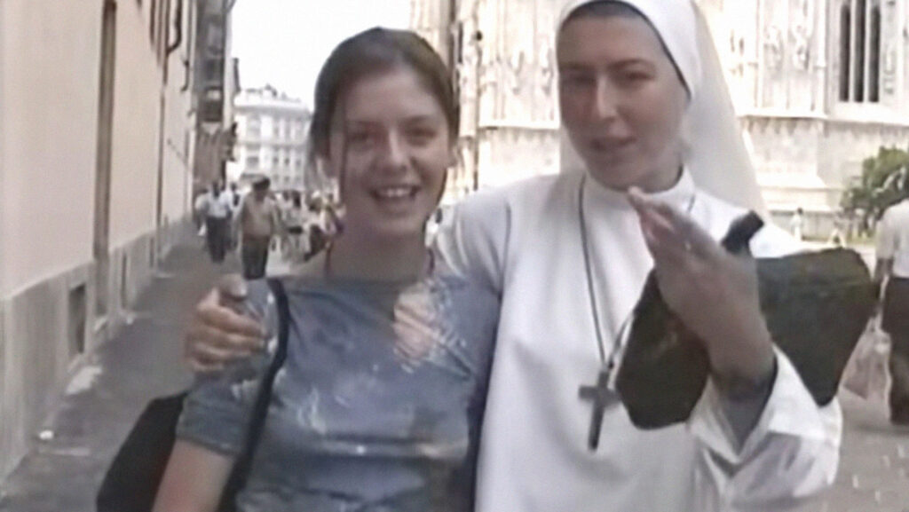 Clare Crockett caminha abraçada com uma Irmã do "Lar da Mãe". 